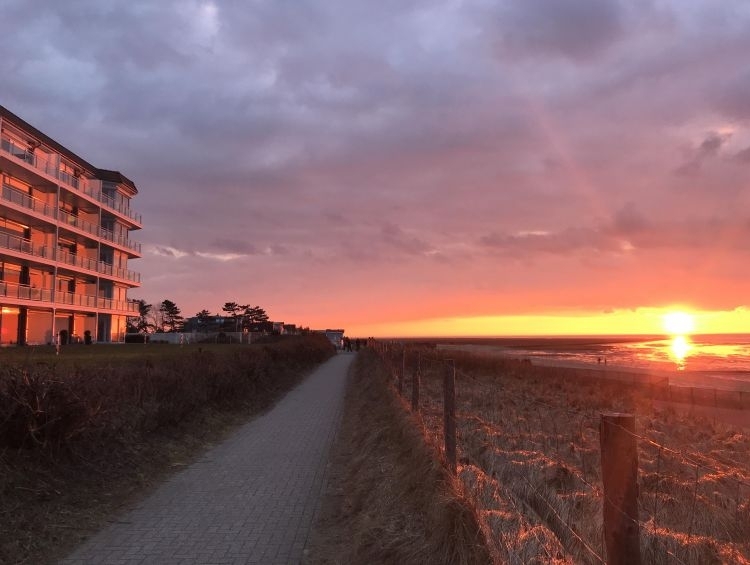 Sonnenuntergang am Strand vor Blue Ocean